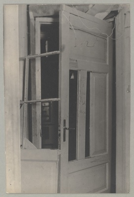 1.detsembri 1924.a. sündmused Tallinnas. Kommunistide riigipöörde katse. Purustatud uks Sõjaministeeriumis 1korrusel.  duplicate photo