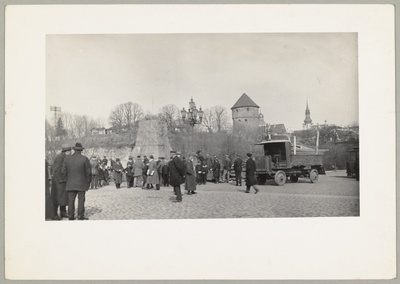 Peeter I mälestussamba mahavõtmine Tallinnas Vabaduse väljakul (skulptuur aluselt eemaldatud).  duplicate photo