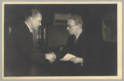 Johannes Lauristinile NSVL Ülemnõukogu saadiku mandaadi kätteandmine 1941.a. Toompea lossis.  similar photo