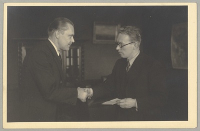 Johannes Lauristinile NSVL Ülemnõukogu saadiku mandaadi kätteandmine 1941.a. Toompea lossis.  similar photo