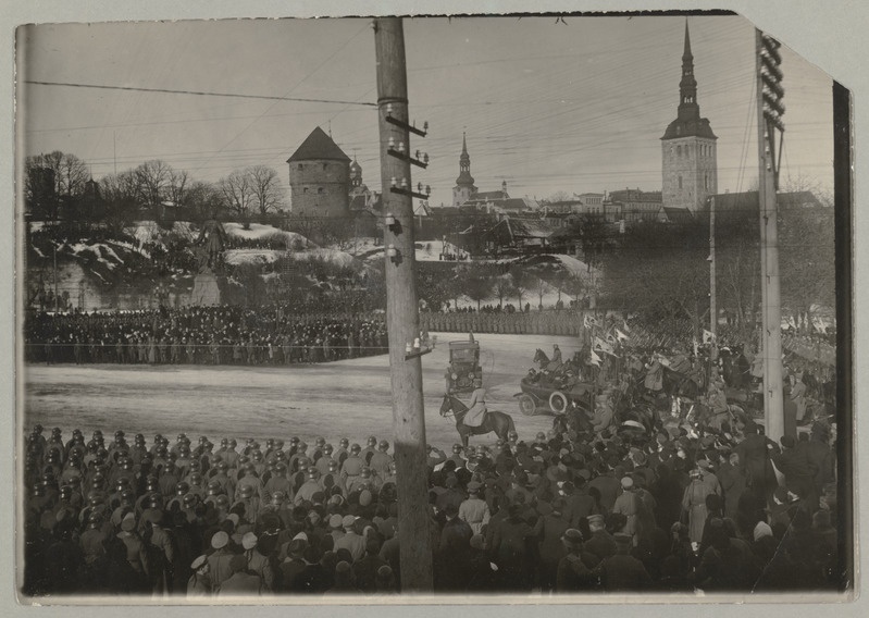 Preisi prints Heinrich sõjaväe ülevaatusel Peetri platsil, (Vabaduse väljakul) Tallinnas