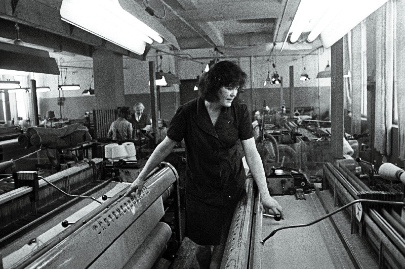 Vabriku "Keila" kangur Nelly Kuusik kudumistelgede juures.