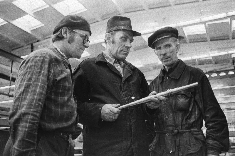 Tehase Ilmarine Mehaanikajaoskonna töömehed Nikolai Bardin, Viktor Popelkovski ja Viktor Luur mõtteid vahetamas.