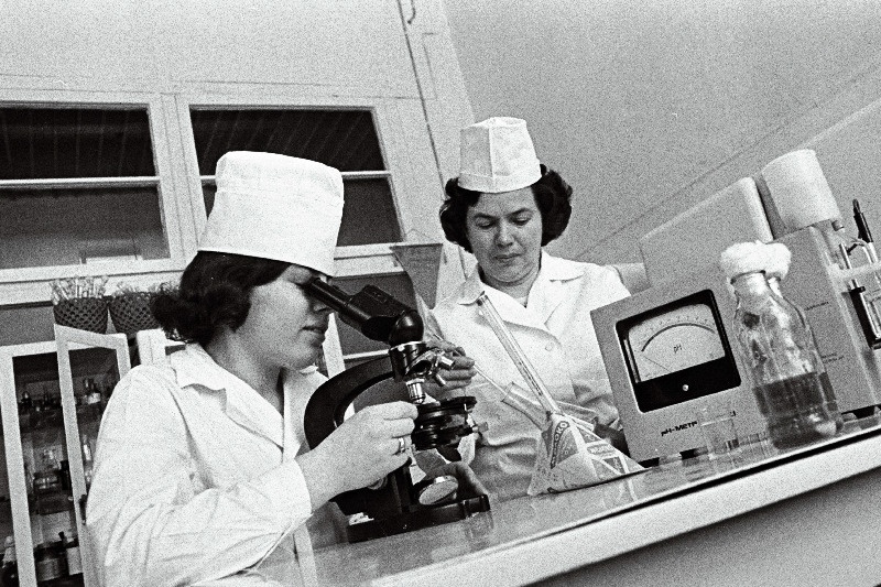 Tallinna Piimakombinadi laboratooriumi töötajad vanemkeemiainsener Zinaida Gubarenko (paremal) ja laborant Ülla Kopli töö juures.