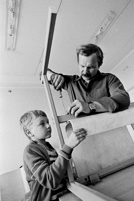 Tallinna 61. Keskkooli õpilane Tanel Valberg koos isa Antsuga paneb koolis koolipinke kokku.
