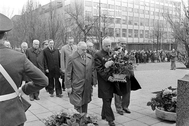 Hitlerliku Saksamaa üle saavutatud võidu 35. aastapäeval panevad V.I.Lenini mälestussamba jalamile lillekorvi. ENSV Ülemnõukogu Presiidiumi esimees J.Käbin (vasakult), EKP Keskkomitee esimene sekretär  K.Vaino, ENSV Ministrite Nõukogu esimees V.Klausson.