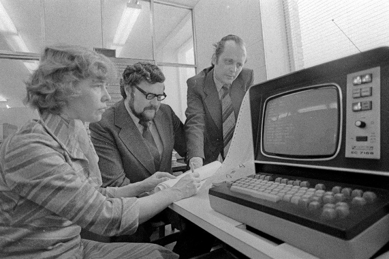 Eesti NSV TA Küberneetika Instituudi vanemteadur Elvi Pruuden ja Henn Saar ning osakonnajuhataja Juhan Pruuden arutavad automatiseeritud projekteerimissüsteemide loomise probleeme integreeritud programmeerimissüsteemi ISP- 2 abil.
