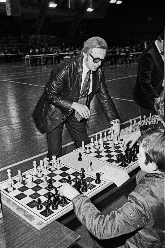 Paul Kerese II mälestusfestivali Tallinna malenädala lõpetamisel "Kalevi" spordihallis annab simultaani suurmeister Aivars Gipslis.