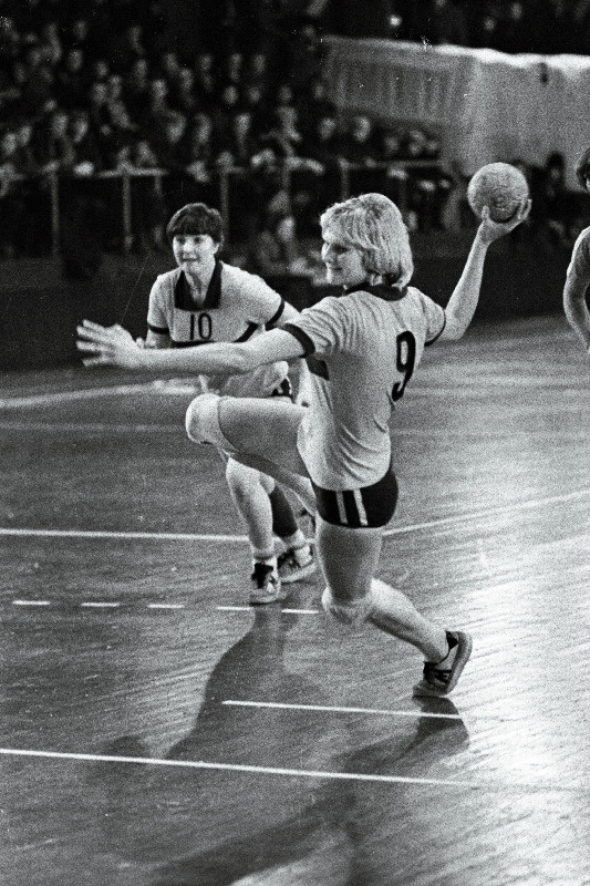 Taani väravpallimeeskonna Kopenhaageni "Freja" ja Tallinna Näidislinnuvabriku esindusnaiskonna vaheline kohtumine "Kalevi" spordihallis. Palliga Marionella Treimann.