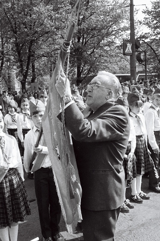 V.I.Lenini nim. Üleliidulise Pioneeriorganisatsiooni 62. aastapäeva pioneeride paraadil kinnitab eesrindliku maleva lipulindi parteiveteran Dmitri Kuzmin.