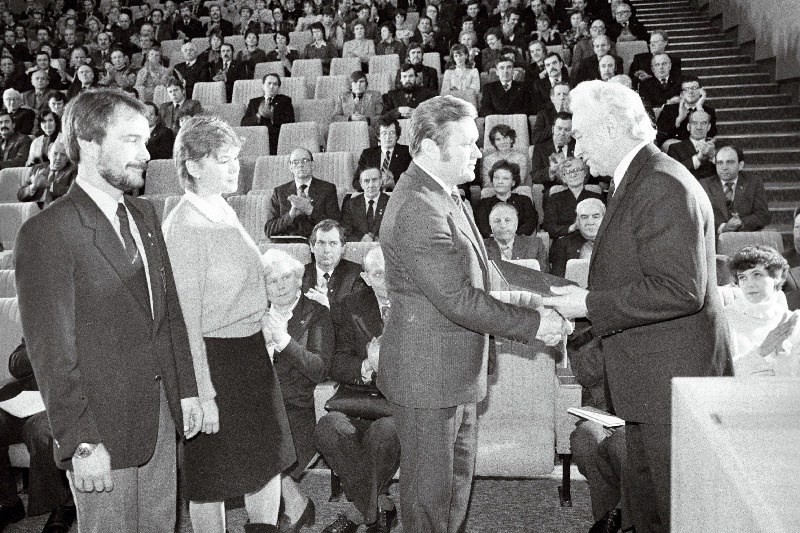 EVO "Kalev" 40.tegevusaastale pühendatud pidulikul aktiivi koosolekul annab Eesti NSV Ülemnõukogu Presiidiumi esimees Arnold Rüütel aukirja üle EVO "Kalev" vabariikliku nõukogu esimehele Tõnu Muraševile. Temaga koos allveespordi Euroopa meister Aini Leik ja jääpurjetamise maailmameister Tiit Haagna.