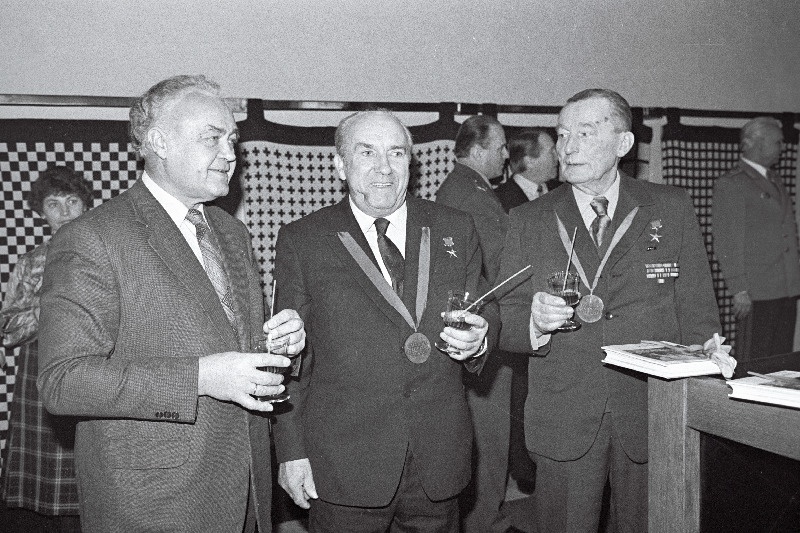 Teenekad tallinnlased vastuvõtul Tallina Raekojas. Vasakult: sotsialistliku töö kangelane Raul Nikkolo, sotsialistliku töö kangelased, Tallinna aukodanikud Ludvig Vammus ja Hans Liblik.