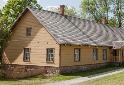 Palamuse muuseumi koolihoone pärast vana laudvoodri eemaldamist rephoto