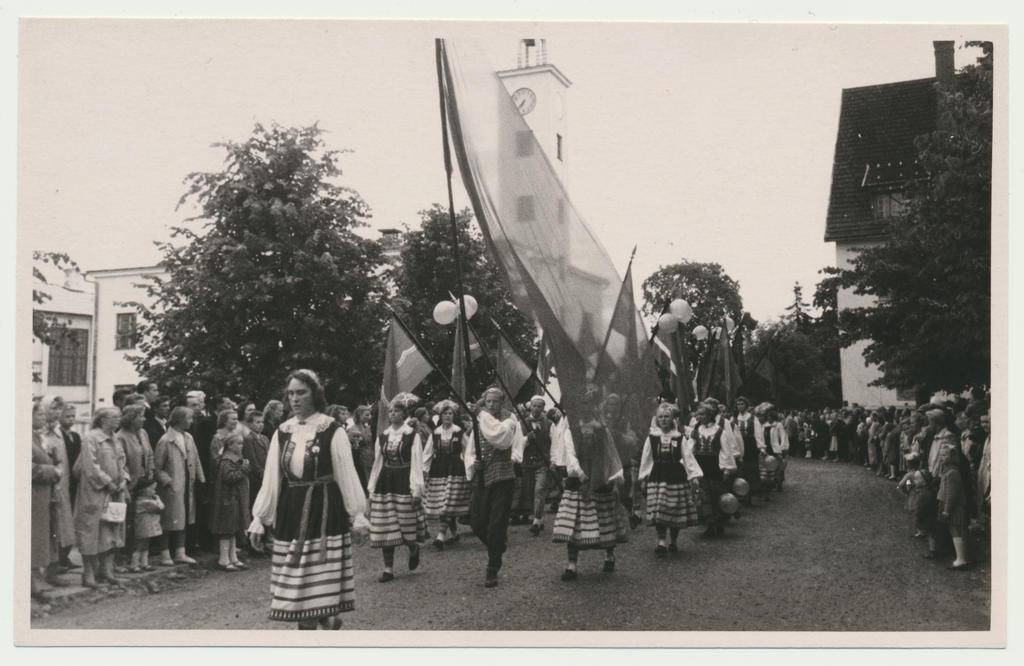 foto Viljandi rahvakunstiõhtu, rongkäik raekoja juures, 25.06.1960 foto L. Vellema