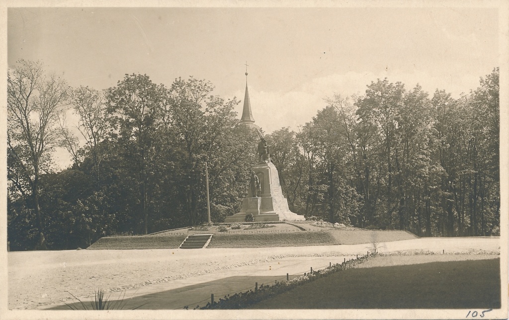 foto Eesti Vabadussõjas langenute Viljandi mälestussammas