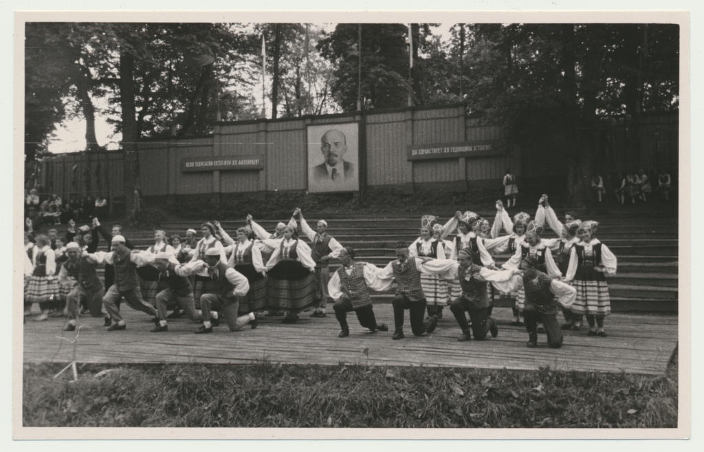 foto Viljandi rahvakunstiõhtu, lauluväljak, laval segarühmad 25.06.1960 foto L.Vellema