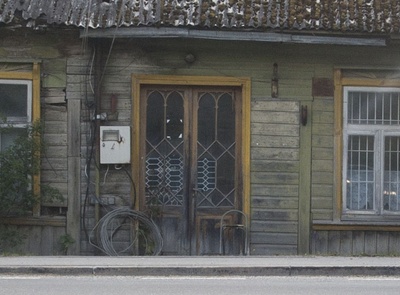 Töötajad Palamuse sidejaoskonna ja riikliku töö-hoiukassa hoone ees rephoto