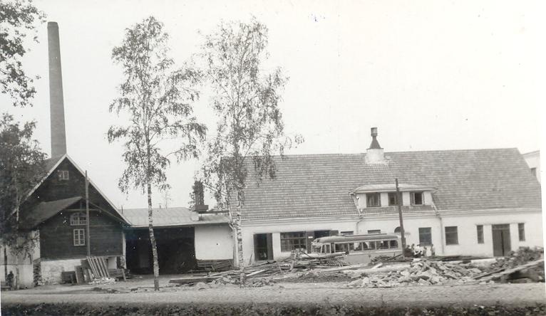 Ekskursioonist osavõtjad peatuvad Särevere piimatööstuse juures
