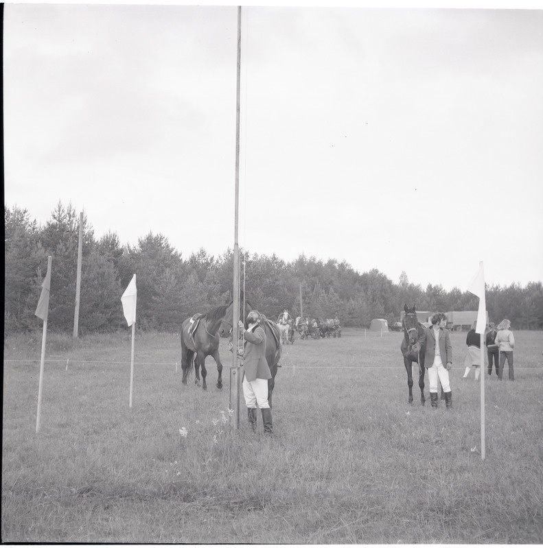 Ratsavõistlused, lipu heiskamine