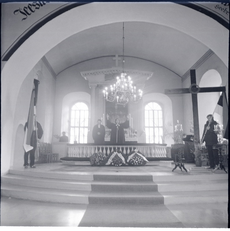 1949. aasta massiküüditamise tähistamine Kuressaares: Kuressaare Laurentiuse kirikus viivad hommikupalvust läbi Jaan Tammsalu ja Joel Luhamets