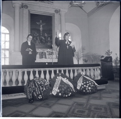 1949. aasta massiküüditamise tähistamine Kuressaares: Kuressaare Laurentiuse kirikus õpetaja Joel Luhamets pühitseb pärgi  similar photo