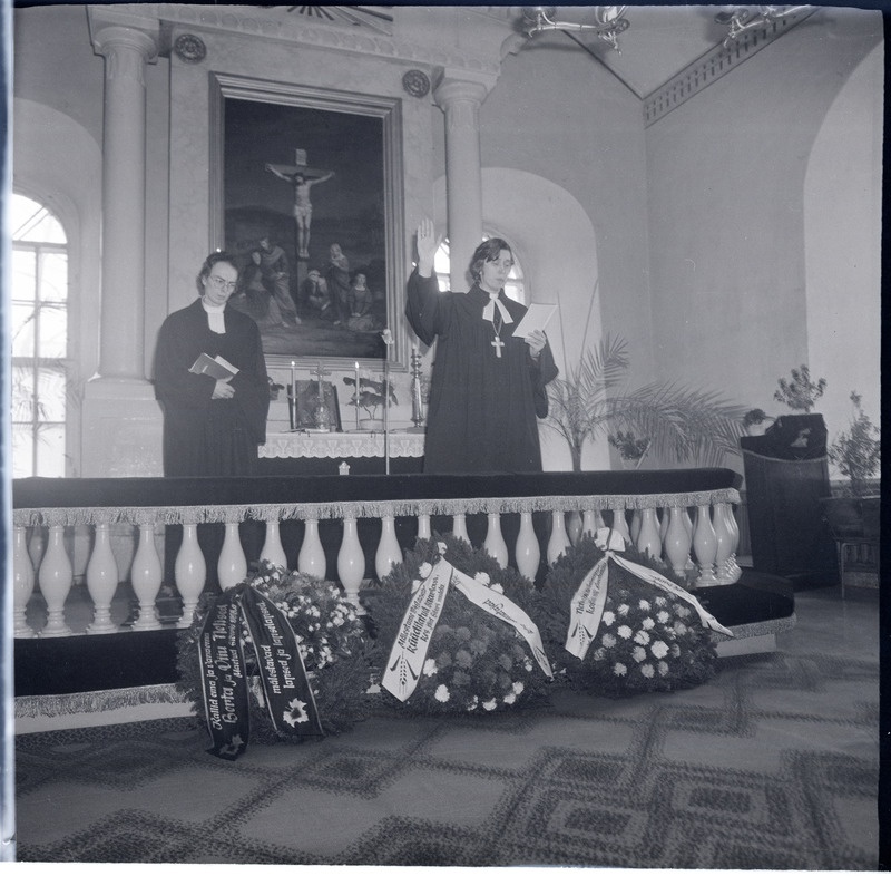 1949. aasta massiküüditamise tähistamine Kuressaares: Kuressaare Laurentiuse kirikus õpetaja Joel Luhamets pühitseb pärgi