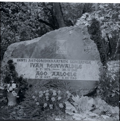 Mälestuskivi Kaalis Ago Aalole ja Ivan Reinwaldile  similar photo
