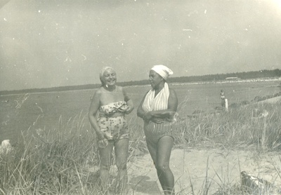 Naised rannas  similar photo