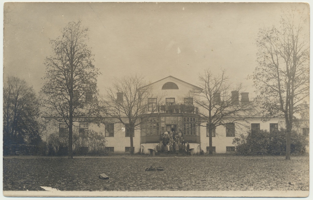 foto, Pilistvere khk, Imavere kool, õpilased trepil (endine mõisa peahoone) u 1925
