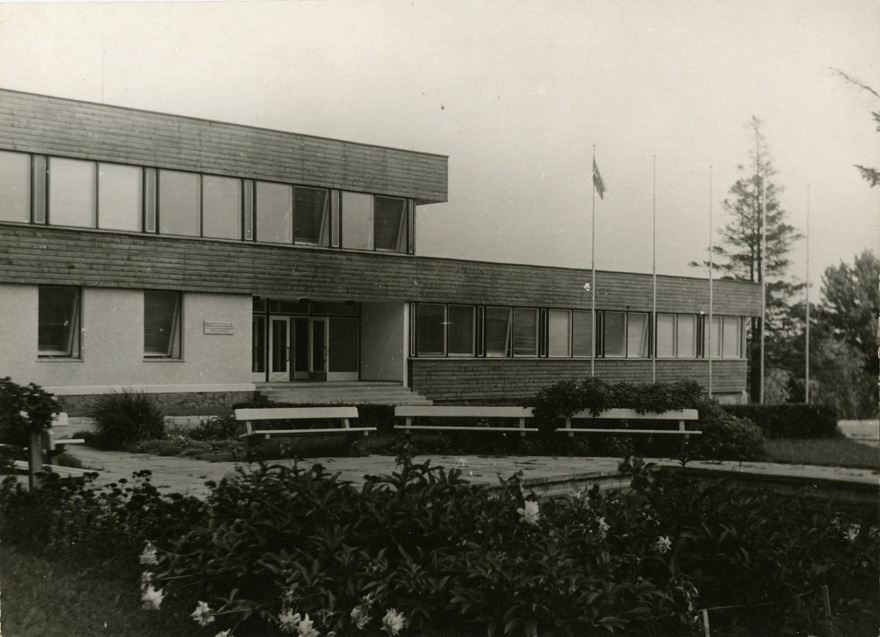 Viiratsi keskusehoone, eestvaade. Arhitekt Valve Pormeister