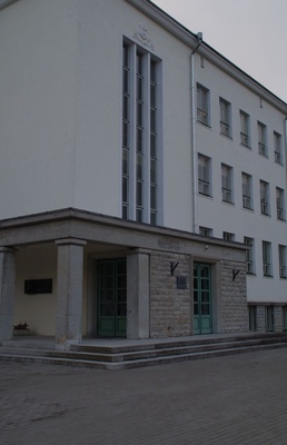 Vaade Rakvere 1. Keskkooli hoonele NSV Liidu Ülemnõukogu valimiste ajal. rephoto