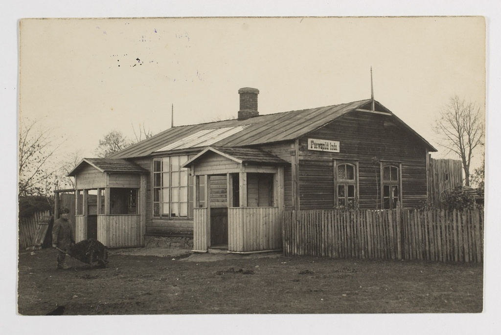 Maja Mustla linnas, kus töötas fotograaf Paul Eier 1920. aastatel.