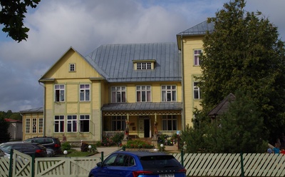 Tänava vaade: esiplaanil - maja rephoto