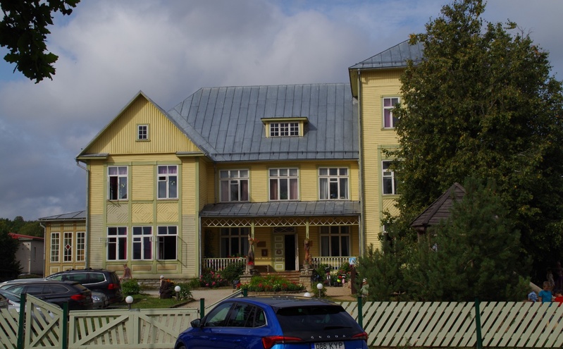 Tänava vaade: esiplaanil - maja rephoto