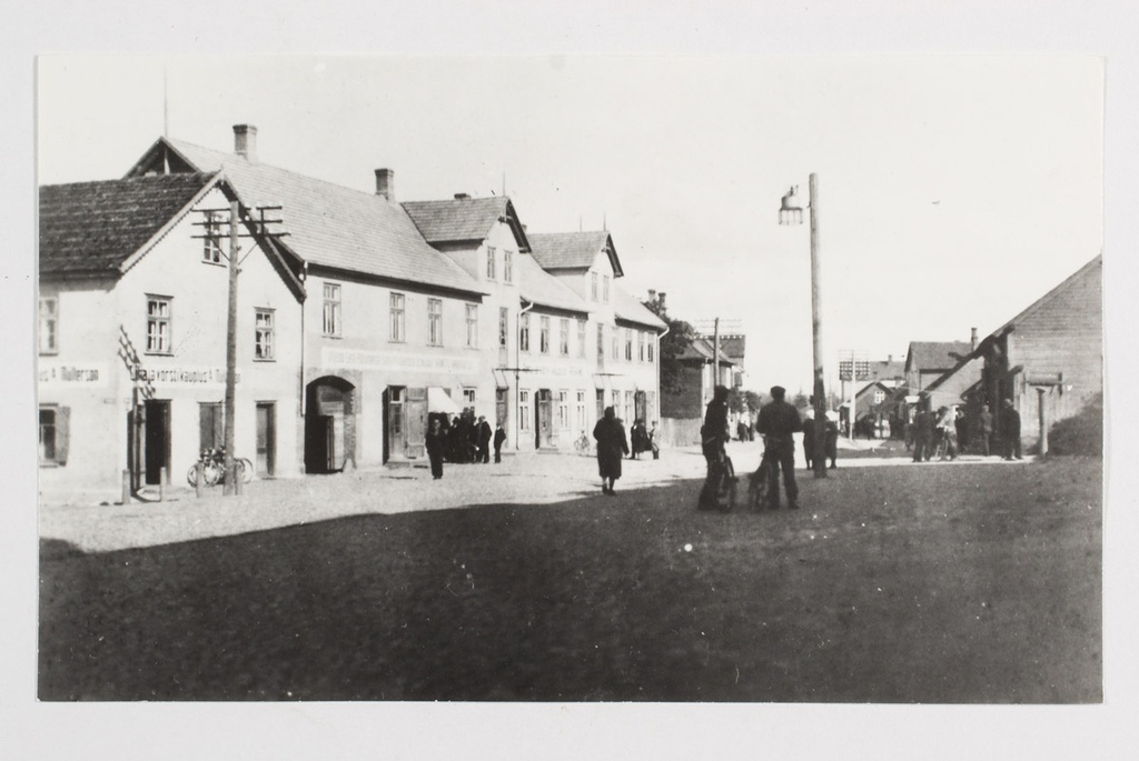Vaade Mustla linna Posti tänavale. Vasakul Müllersoni liha- ja vorstikauplus (1935. aasta).