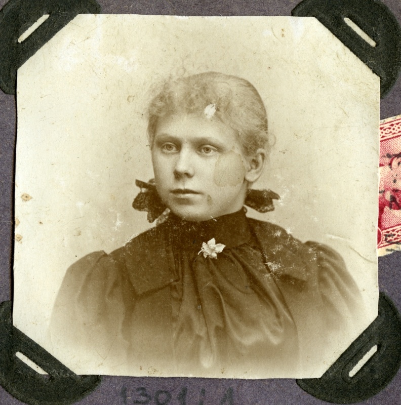 Naisterahva portreefoto (tõenäoliselt kaptenmajor Alfred Pontaki abikaasa Auguste Pontak).