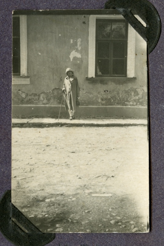 Auguste Toporovskaja (hilisem Pontak) maja seina ääres.