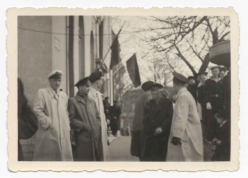 Meremehed Haldor Tammerik, P. Orusalu, Lembit Song, Vladimir Zahharov ja Harri Liideman Tallinna merekooli ees