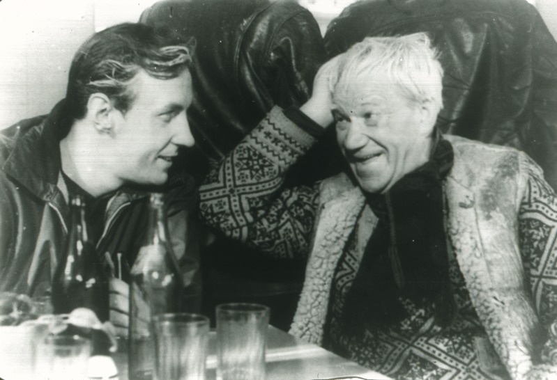 Reprofoto. Kirjad Sõgedate külast" (Tallinnfilm 1966, režissöör Jüri Müür). Kirjanik - Aarne Üksküla, Martin Puri - Kaarel Karm.