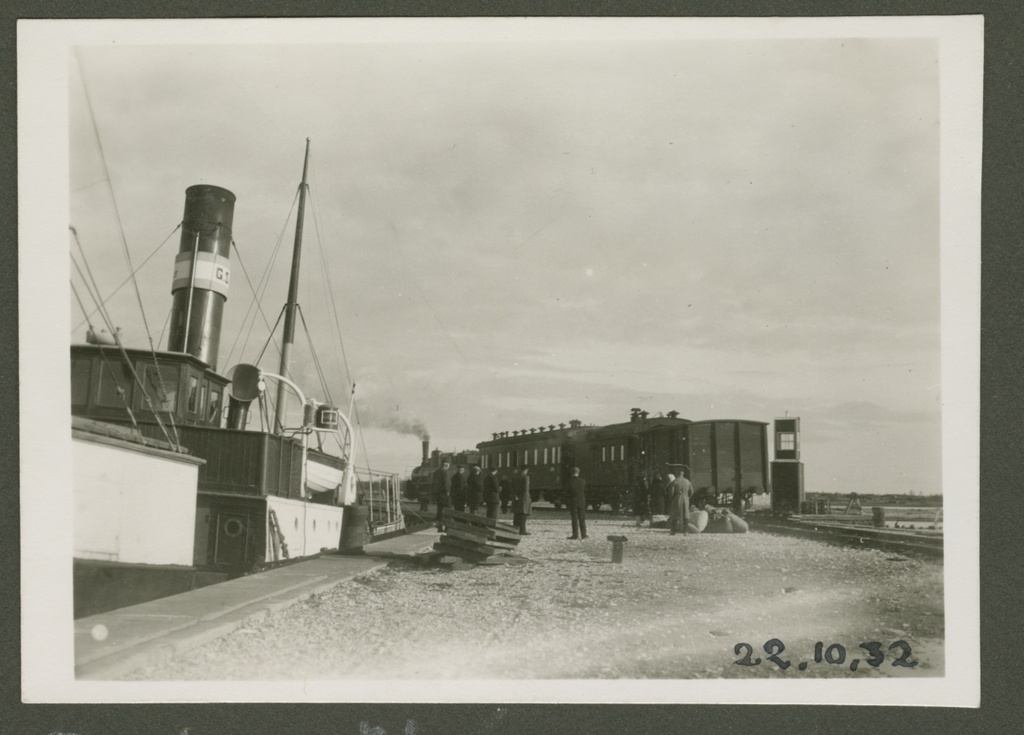 Reisiaurik "Gustav" Rohuküla sadamas, taamal kaubarong