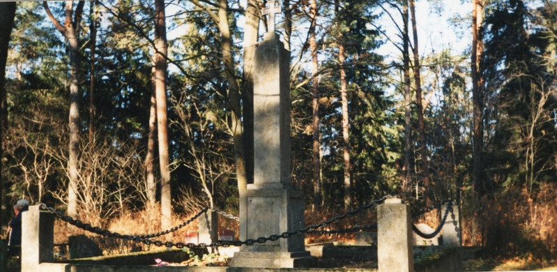 Vabadussõja mälestussammas Sininõmme kalmistul.