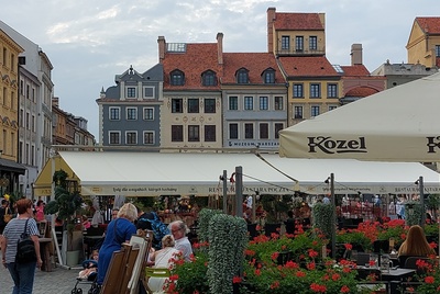 Estonians on an excursion in the Old Town of Warsaw rephoto