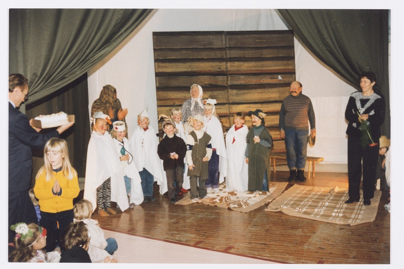 Tõrvandi alkooli kooliteater "Kadrikommetest" etendusel 24.11.1995. Näitlejateks Ia klassi õpilased