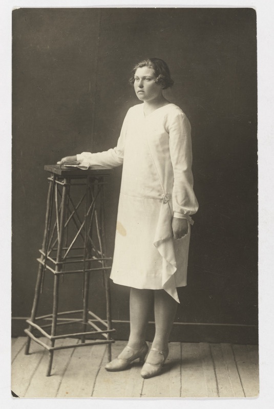 Neiu leerikleidis, ateljeefoto