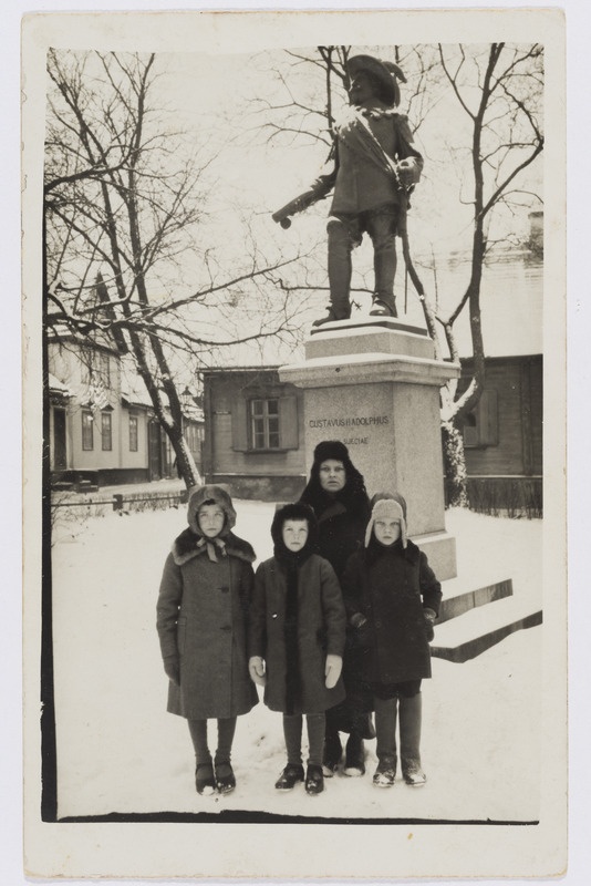 Lapsed Gustav II Adolfi monumendi juures