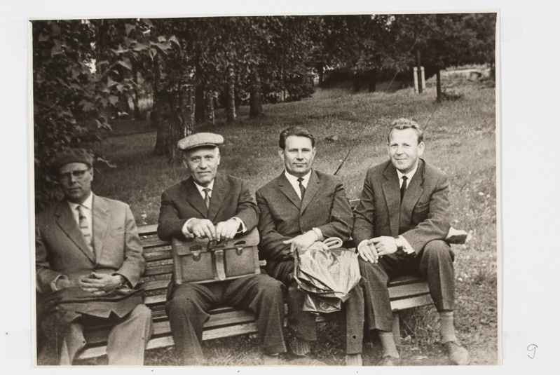 A. Ruutsoo, O. Tärk, U. Meriloo ja V. Hallistvee pargipingil
