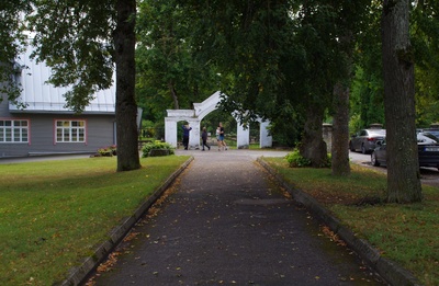 Rakvere linna kalmistu sissekäik. rephoto