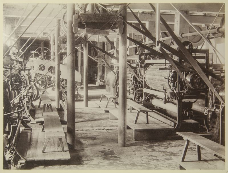 Sindi kalevivabrik. Kanga karvastamise masinad.