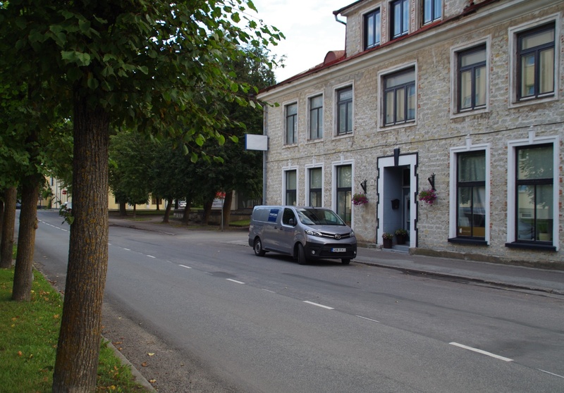 Suure Isamaasõja veteranide rongkäik Laial tänaval teel vennaskalmistule XVII vabariiklikul rindesõprade päevadel Rakvere rajoonis. rephoto