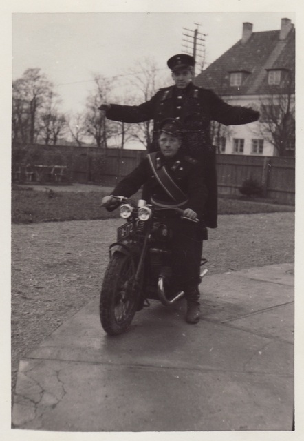 Kaks kutselise tuletõrje mundris meest mootorrattal.